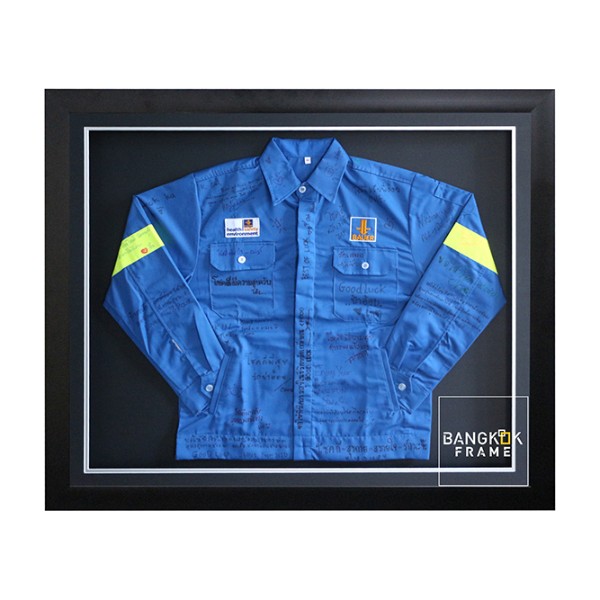 กรอบรูปโชว์เสื้อพนักงานบริษัท พร้อมลายเซ็นพนักงาน